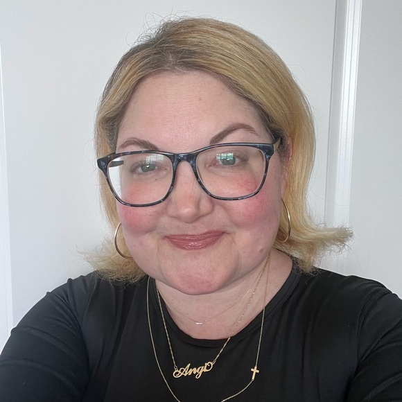 Meet your Posher, Angi 🍸 - Picture 1 of 12